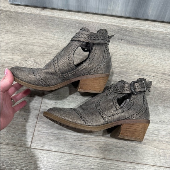 Gimmicks Austin Ankle Boot - Picture 5 of 10